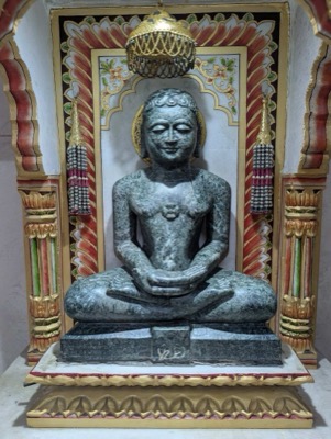 Seated Jain tirthankara statue, plain and expressionless