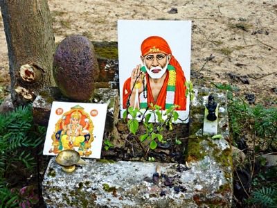 Small roadside shrine improvised at the base of a tree